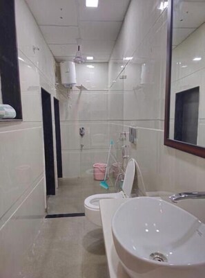 Een bidet, handdoeken, zeep, toiletpapier