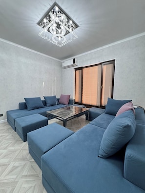 Suite, Courtyard View | Living area