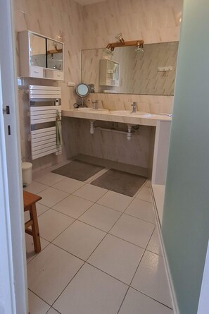 Shower, hair dryer - St Cyprien Sumptuous villa with pool (Saint-Cyprien)
