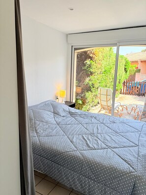 Une chambre à coucher avec un lit, une fenêtre et une vue sur l’extérieur.