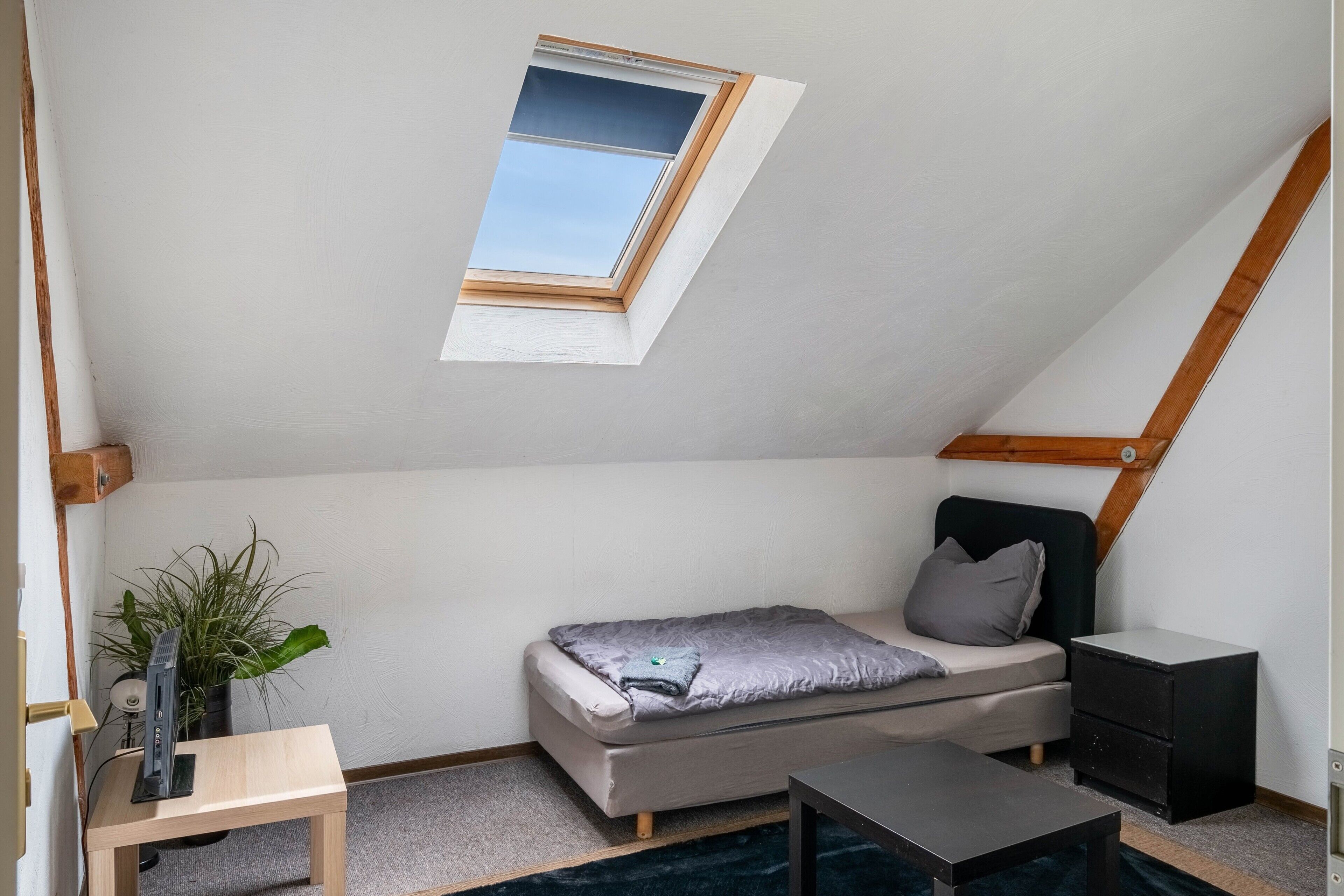 7 bedrooms, WiFi, bed sheets