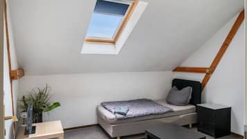 7 bedrooms, WiFi, bed sheets