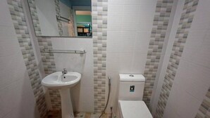 A bathroom with a pedestal sink, toilet, and a shower area. - Dee-maak Hostel (Ko Pha-ngan)