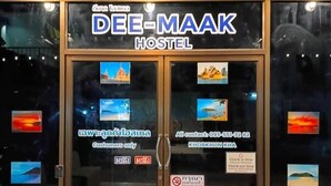 A hostel entrance with a 'welcome' sign, name 'DEE-MAAK HOSTEL', and a contact number. - Dee-maak Hostel (Ko Pha-ngan)