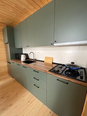 Fridge, microwave, stovetop, dishwasher - Gudauri Deka Alpine Cottages - Alpine 2 | Ski-in by Lift Pirveli (Gudauri)