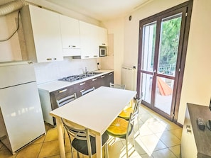 Kühlschrank, Mikrowelle, Kochgeschirr/Geschirr/Besteck