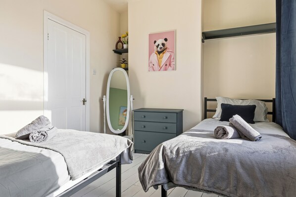 Iron/ironing board, WiFi, bed sheets