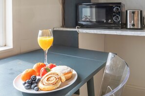 Breakfast meal - Manchester | Free Parking | 3 Bedrooms | Contractor Stays | 365 Short Lets (Manchester)