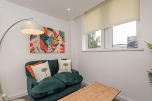 Apartment | Living area - Thornhill House by Guestz (Wakefield)