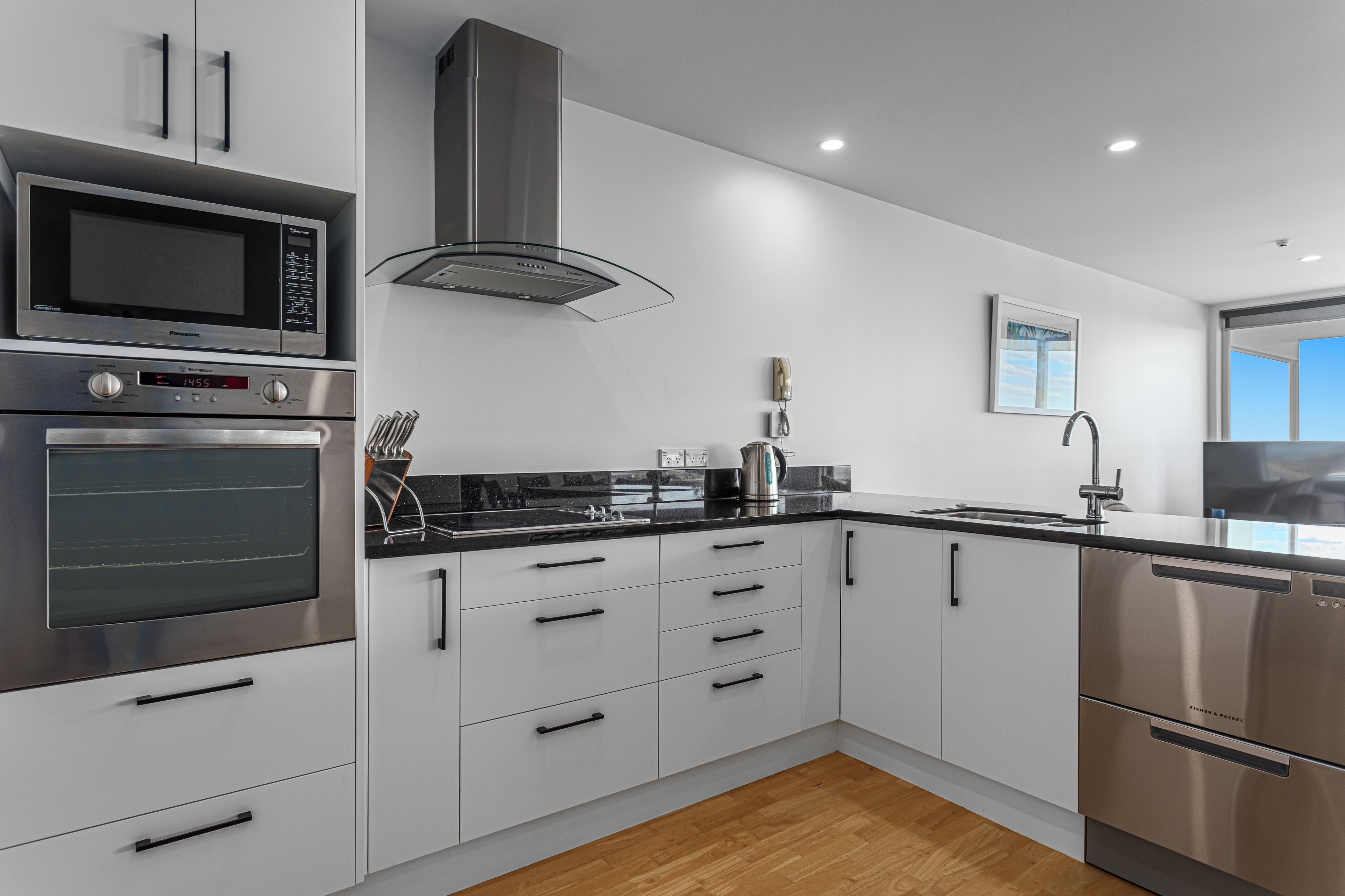 Deluxe Apartment, Balcony, Sea View | Private kitchen | Full-size fridge, microwave, oven, stovetop