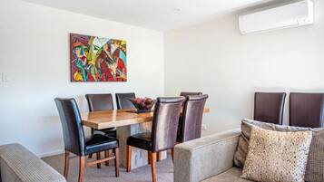 Deluxe Apartment, 2 Bedrooms, Balcony, Pool View | Dining