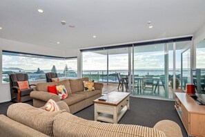 Penthouse Deluxe, balcón, vista al océano | Área de sala de estar