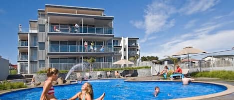 3 Außenpools, geöffnet von 08:00 Uhr bis 21:30 Uhr, Sonnenschirme