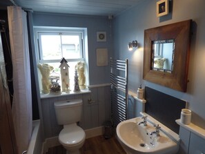 Bathroom - TRELAKE COTTAGE, pet friendly, with open fire in Tintagel (Tintagel)