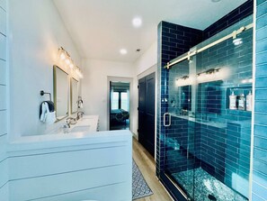 Shower, hair dryer, towels, shampoo - Spoonbill at West Bay (Galveston)