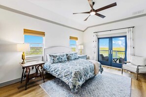Desk, iron/ironing board, WiFi, bed sheets - Spoonbill at West Bay (Galveston)