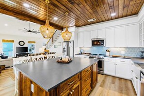 Fridge, microwave, oven, stovetop - Spoonbill at West Bay (Galveston)
