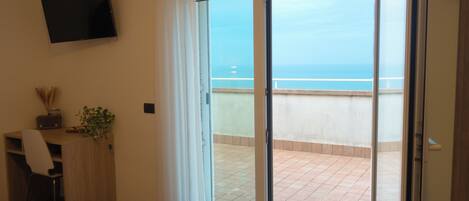 Suite studio Junior, vue sur la mer | Coffre-fort, bureau, accĂšs au Wi-Fi (inclus)