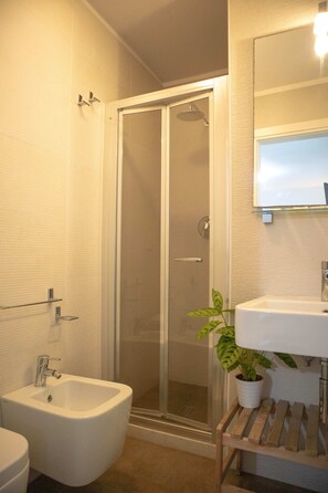 Phòng đôi hoặc 2 giường đơn phong cách cổ điển, ban công | Phòng tắm