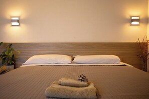 Junior Studio Suite, Sea View | In-room safe, desk, free WiFi