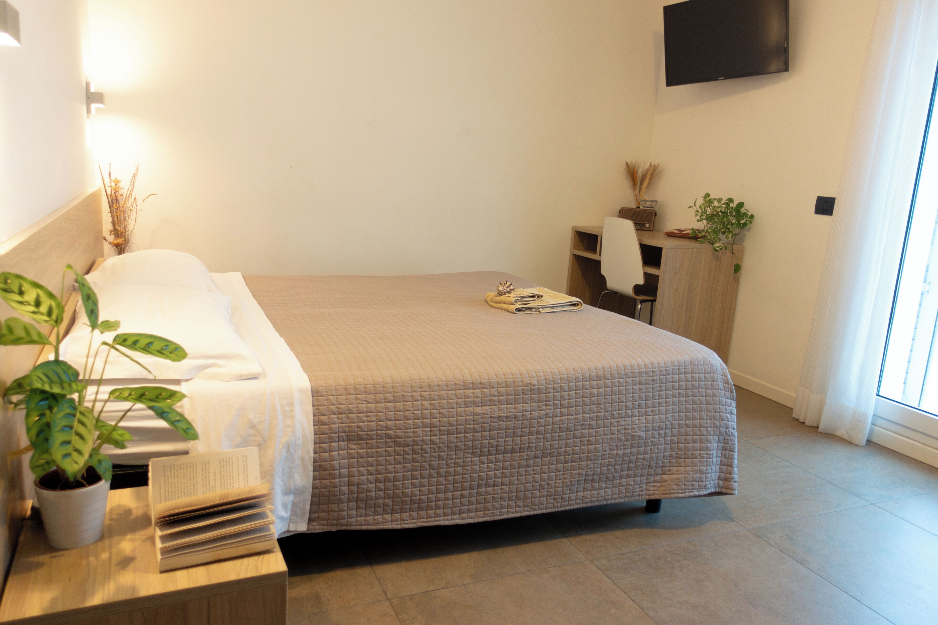 Junior Studio Suite, Sea View | In-room safe, desk, free WiFi