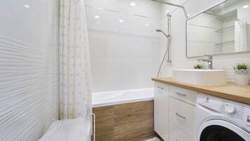 Căn hộ Deluxe, ban công, quang cảnh sân vườn | Phòng tắm