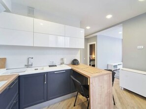 Căn hộ Deluxe, ban công, quang cảnh sân vườn | Bếp riêng | Ấm điện 