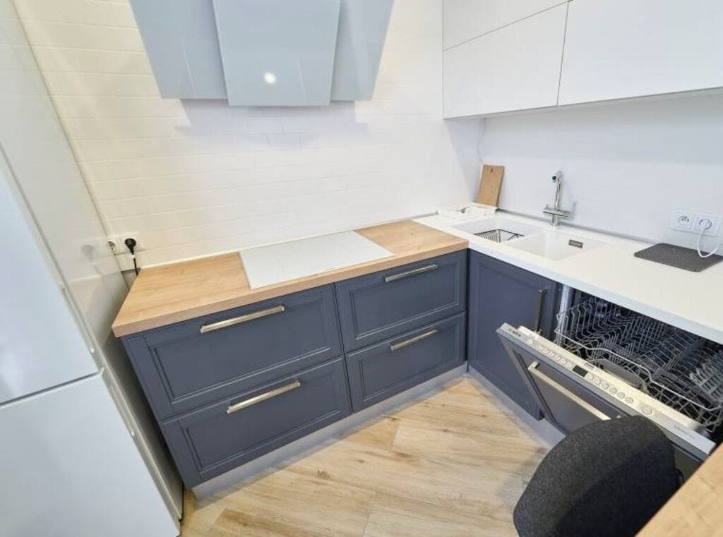 Deluxe Apartment, Balcony, Courtyard View | Private kitchen | Electric kettle