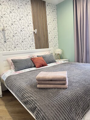 Căn hộ Deluxe, ban công, quang cảnh sân vườn | Màn/rèm cản sáng, bàn ủi/dụng cụ ủi quần áo 