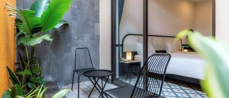 Premium Double or Twin Room, Garden View | In-room safe, desk, laptop workspace, soundproofing