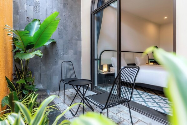 Premium Double or Twin Room, Garden View | In-room safe, desk, laptop workspace, soundproofing