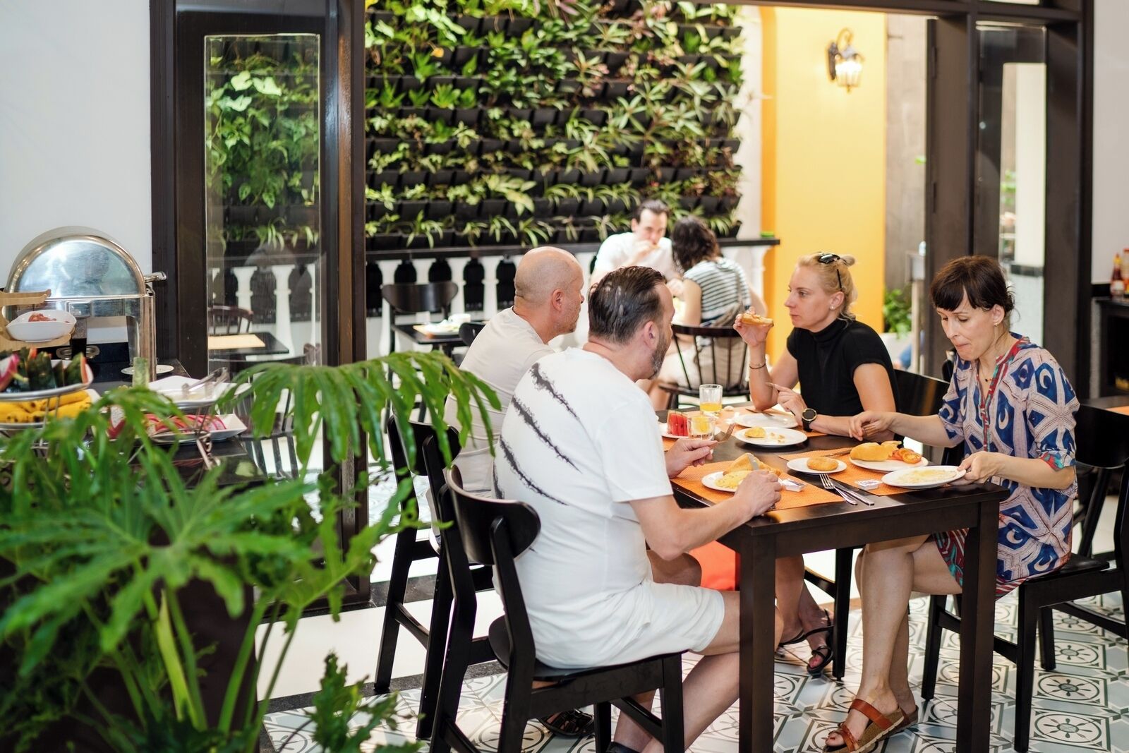 Uma área de refeições com mesas, cadeiras e diversos tipos de comida.