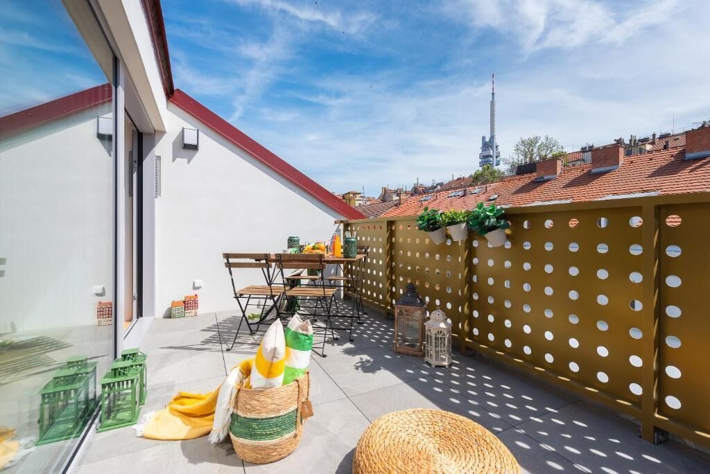Suite, Balcony | Outdoor dining