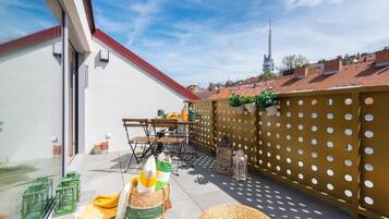 Suite, Balcony | Outdoor dining