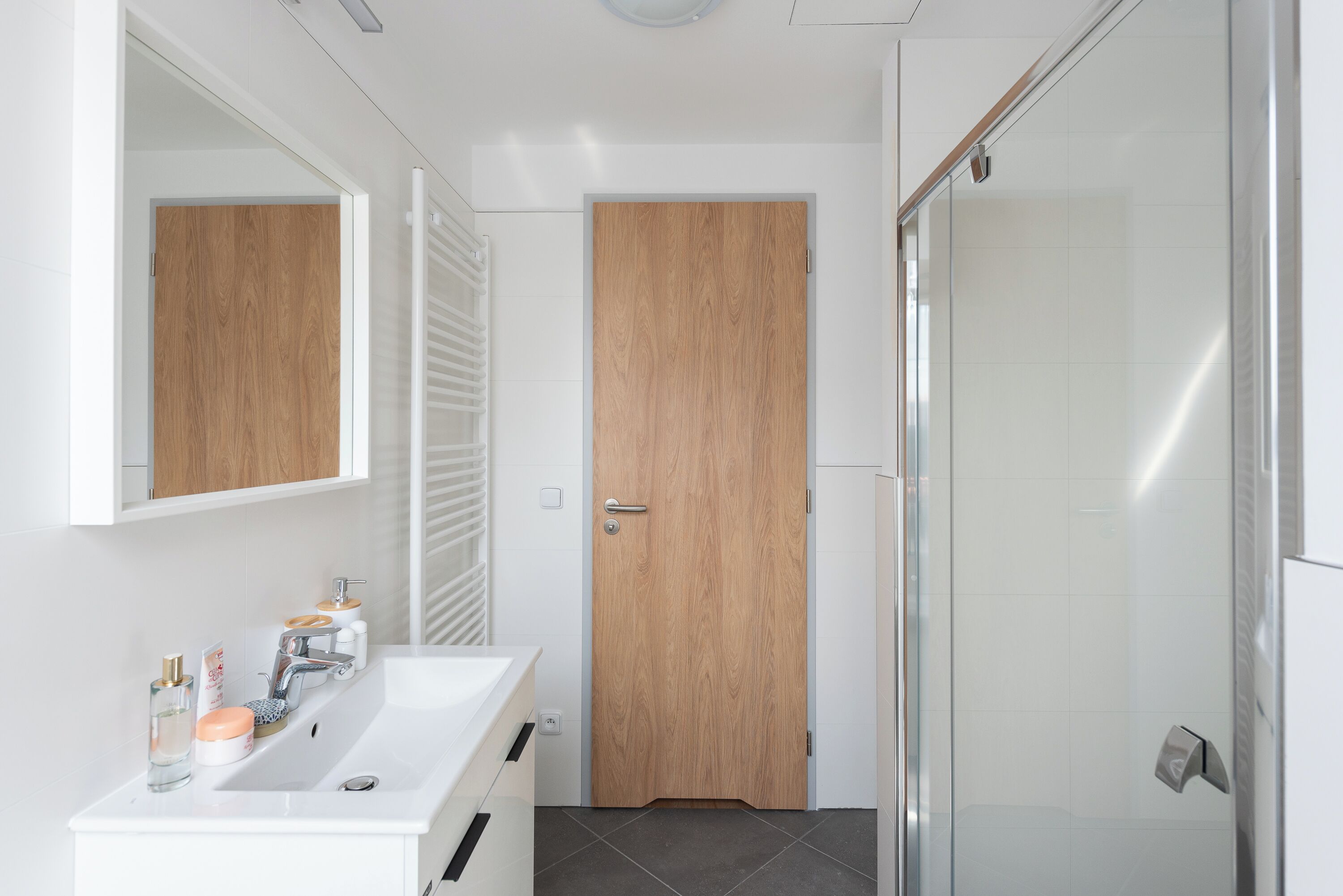 Suite, terrazzo, vista città | Bagno | Doccia, set di cortesia gratuito, asciugacapelli, asciugamani