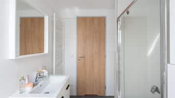 Suite, terrazzo, vista città | Bagno | Doccia, set di cortesia gratuito, asciugacapelli, asciugamani