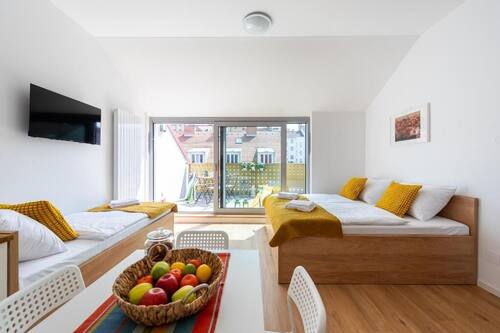 Suite, terrasse, byutsikt | Skrivebord, blendingsgardiner, lydisolert og reiseseng for barn