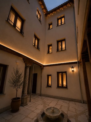 Flat-screen TV - Magnolia Suites by Blossom Hotels (Granada)