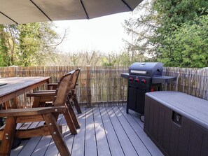 Outdoor dining - GROSVENOR 10, pet friendly, with a garden in Llanarmon-Yn-Ial (Mold)