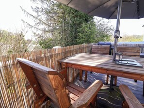 Outdoor dining - GROSVENOR 10, pet friendly, with a garden in Llanarmon-Yn-Ial (Mold)