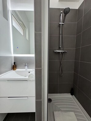 Dusche, Haartrockner, Handtücher, Seife