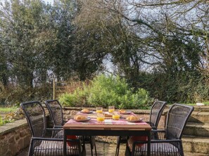 Outdoor dining - PYLEMOOR COTTAGE, pet friendly, character holiday cottage in Tiverton (Tiverton)