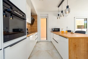 Microwave, dishwasher, coffee/tea maker, cookware/dishes/utensils - Villa Antonio Zadarvillas (Nin)