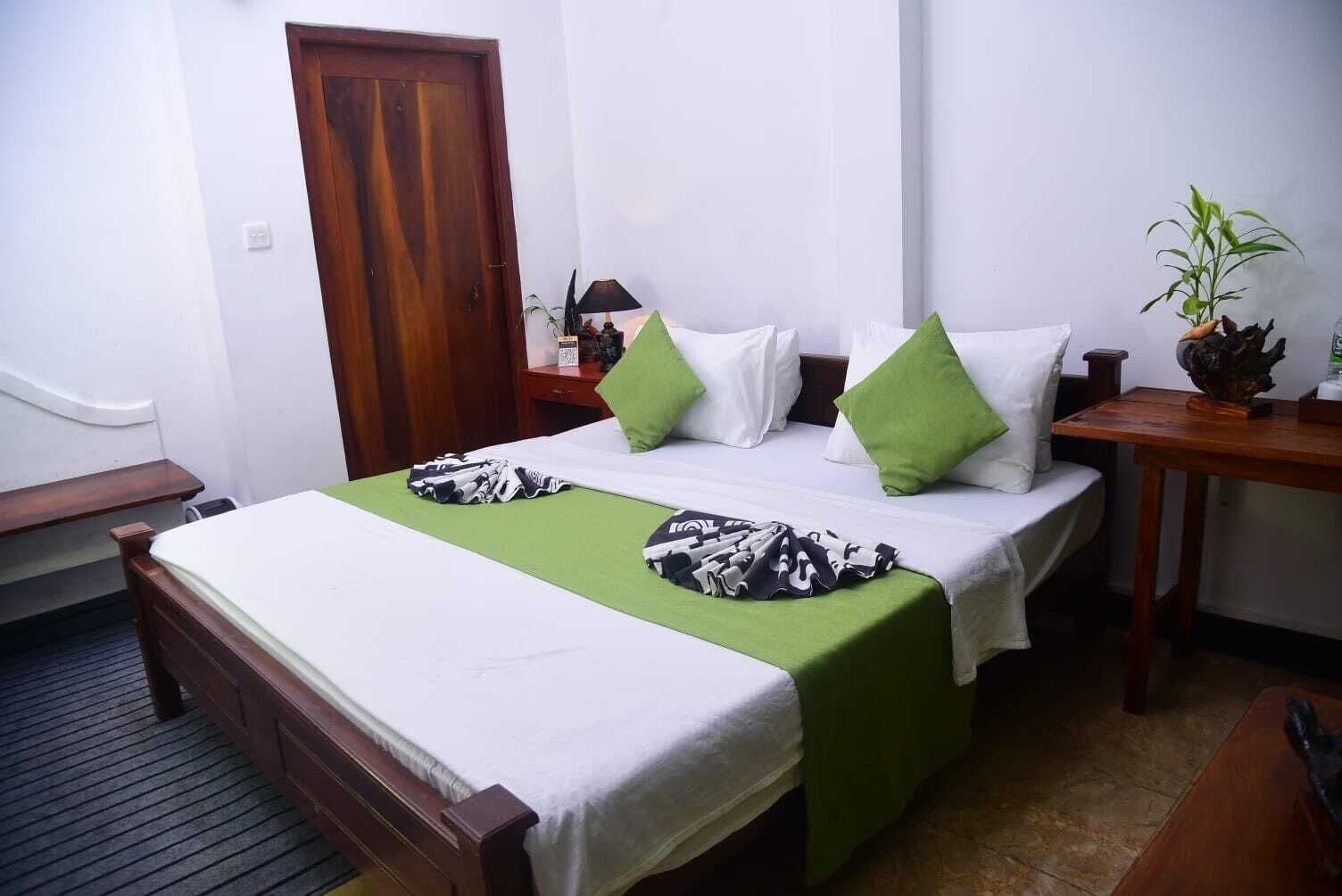 Habitación Confort doble, vistas al jardín | Escritorio, tabla de planchar con plancha, wifi gratis