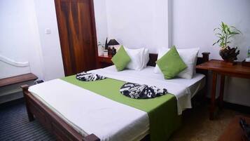 Habitación Confort doble, vistas al jardín | Escritorio, tabla de planchar con plancha, wifi gratis