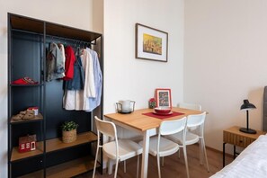Family Room, City View | Dining - Libero Residence (Hlavní město Praha)