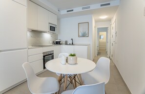 Fridge, microwave, dishwasher, coffee/tea maker - Brand New · Modern Comfort in Málaga by VGC (Málaga)