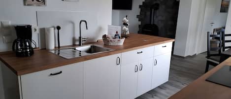 Kühlschrank, Mikrowelle, Ofen, Herdplatte