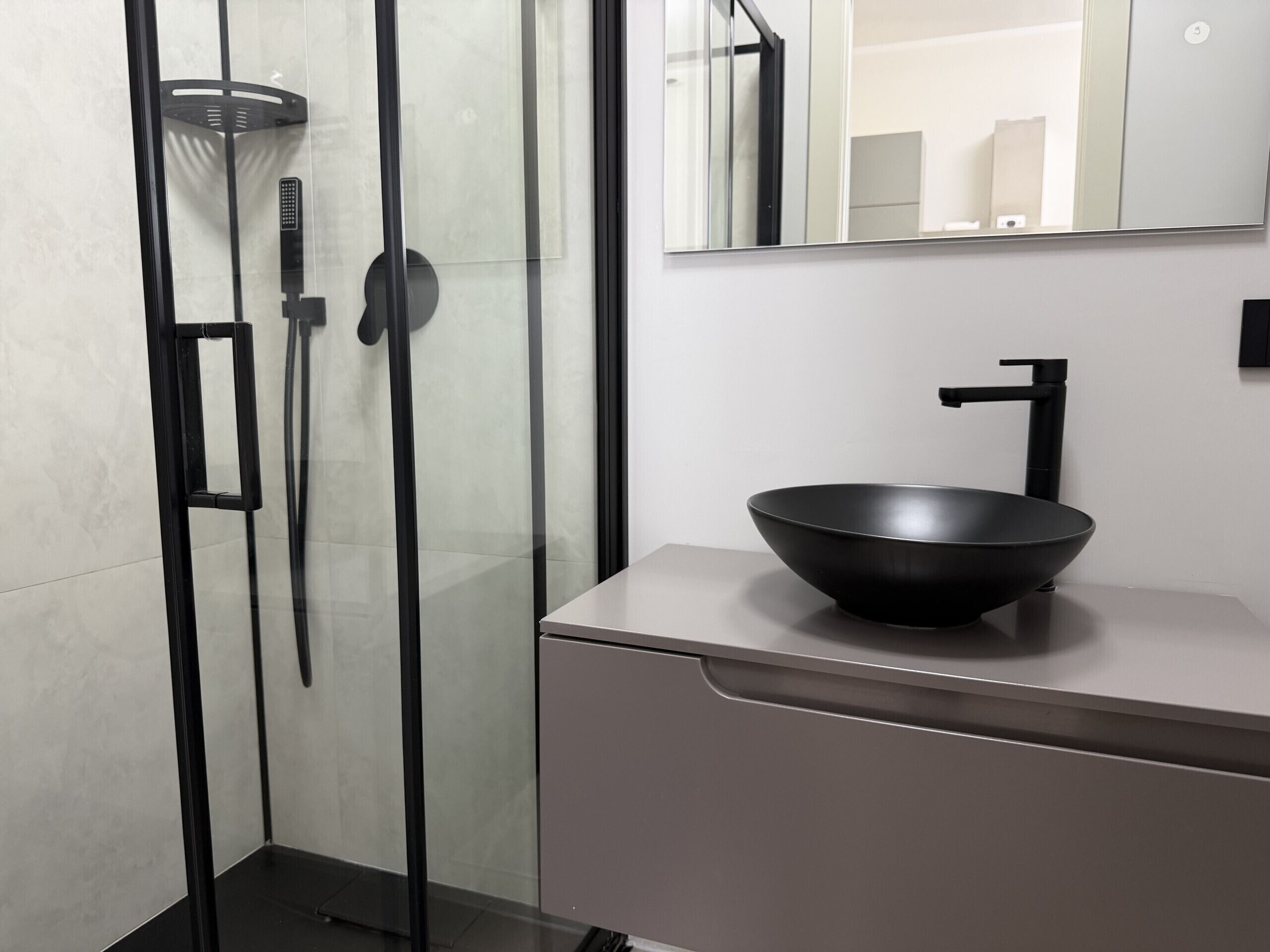 Een douche, een haardroger, een bidet, handdoeken