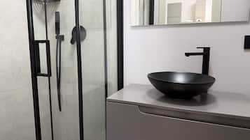 Shower, hair dryer, bidet, towels